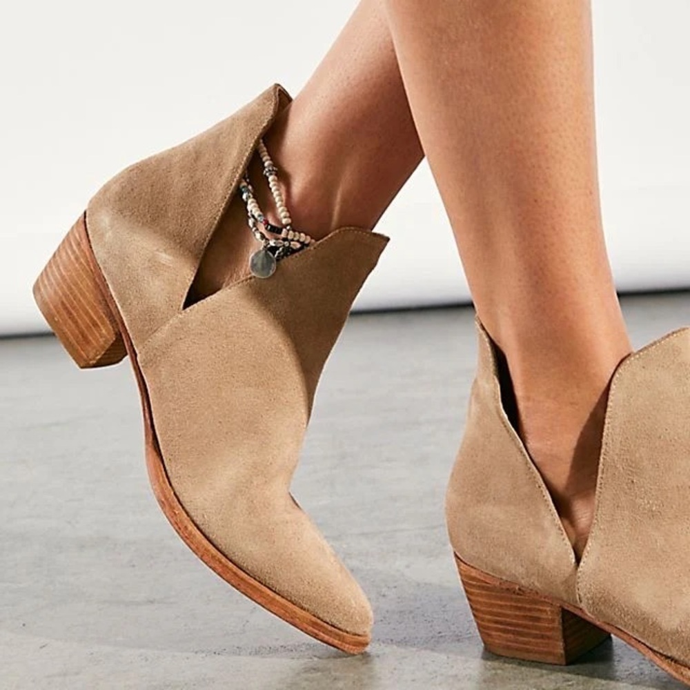 Free People | Charm Double V Ankle Boots Camel Suede No Box Size 9.5